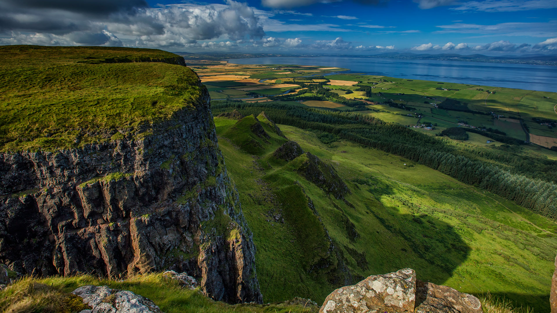 Game-of-Thrones-Filming-Location-Binevenagh-was-featured-as-the-Dothraki-Grasslands_1557861552.jpg