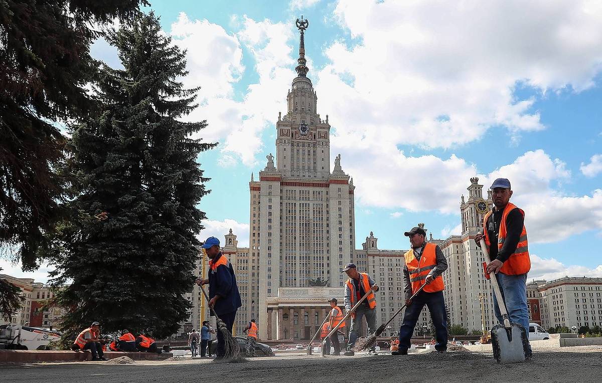 Иностранцы работают в россии. Мигранты в России. Гастарбайтеры в Москве. Трудовые мигранты в РФ. Мигранты в Москве.