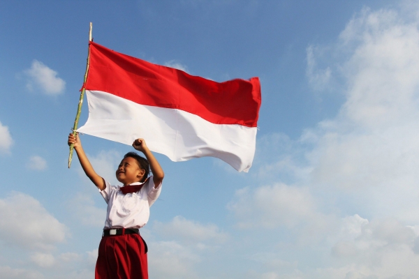 Индонезийский мальчик с флагом