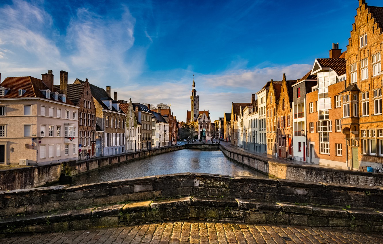 jan-van-eyckplein-bruges-belgium-briugge-belgiia-kanal-zdani.jpg